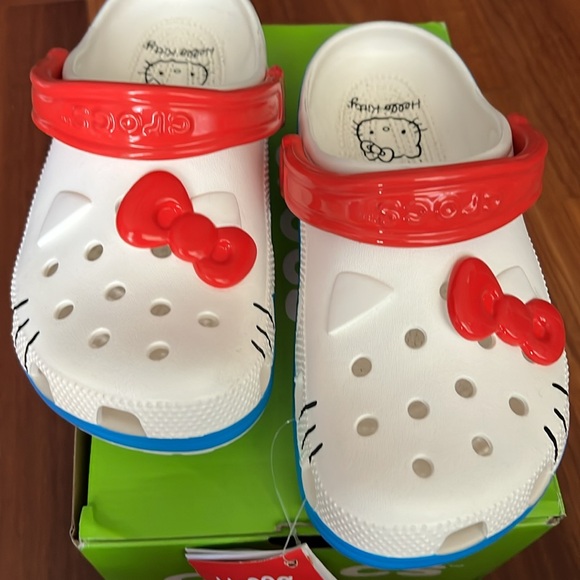Hello Kitty Crocs - Picture 2 of 8